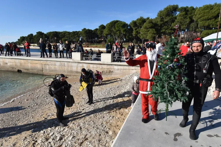 MALO DRUGAČIJI BOŽIĆ: Ronioci i Djed Božićnjak ukrasili i položili jelku u more kod Pule