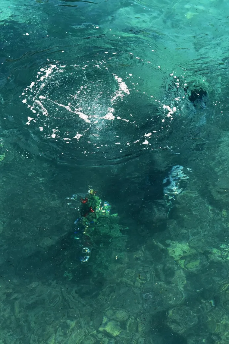 MALO DRUGAČIJI BOŽIĆ: Ronioci i Djed Božićnjak ukrasili i položili jelku u more kod Pule