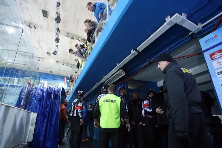 Utakmicu Medveščaka i Bolzana obilježile su vruće scene u Ledenoj. Morali su intervenirati i redari.
