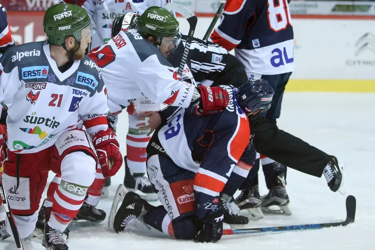 VRUĆE U LEDENOJ: Redari morali intervenirati zbog usijanih glava