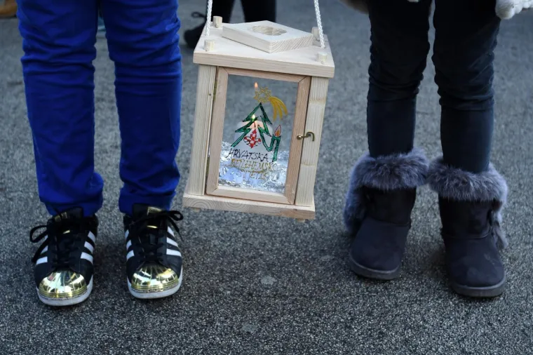 Izviđači u dru&scaron;tvu Gordana Jandrokovića donijeli Betlehemsko svjetlo mira u Katedralu