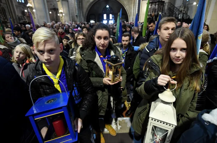 Izviđači u dru&scaron;tvu Gordana Jandrokovića donijeli Betlehemsko svjetlo mira u Katedralu