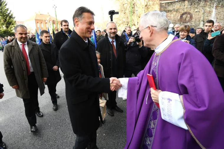 Izviđači u dru&scaron;tvu Gordana Jandrokovića donijeli Betlehemsko svjetlo mira u Katedralu