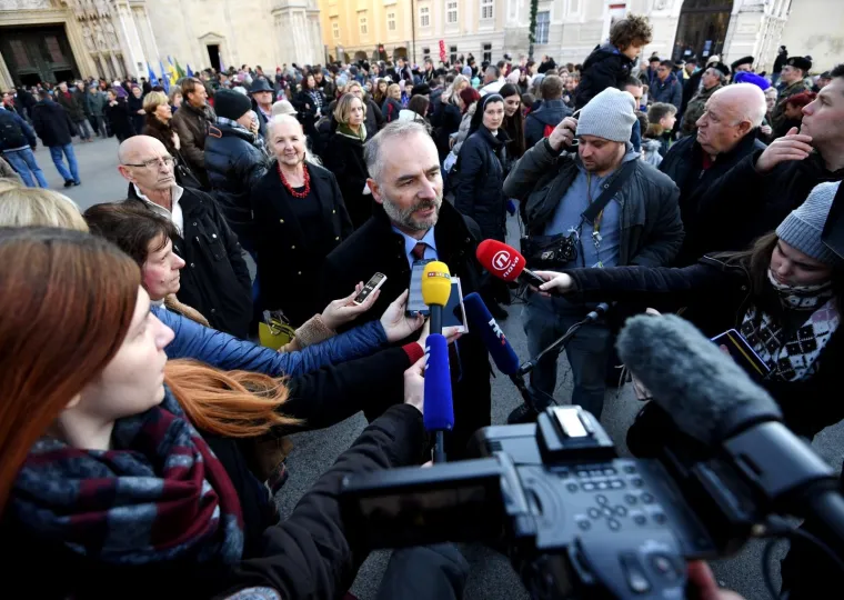 Izviđači u dru&scaron;tvu Gordana Jandrokovića donijeli Betlehemsko svjetlo mira u Katedralu