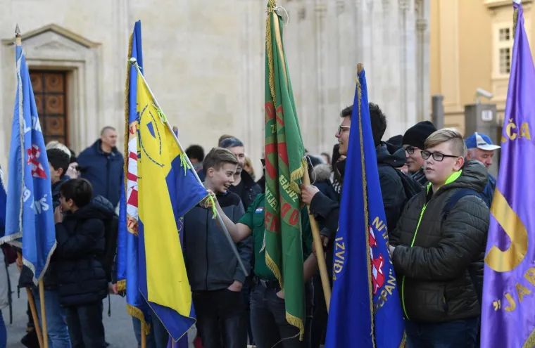Izviđači u dru&scaron;tvu Gordana Jandrokovića donijeli Betlehemsko svjetlo mira u Katedralu