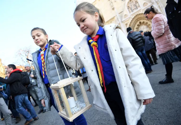 Izviđači u dru&scaron;tvu Gordana Jandrokovića donijeli Betlehemsko svjetlo mira u Katedralu