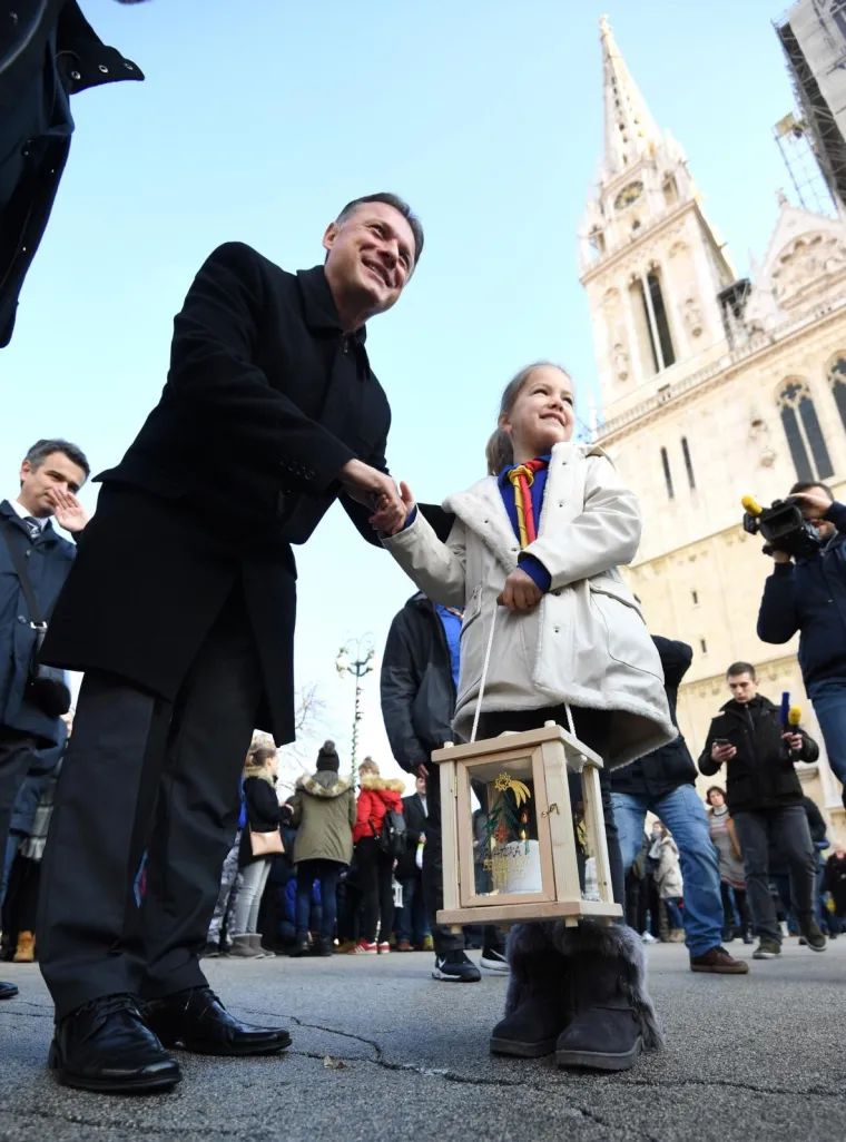 Dolazak Betlehemskog svjetla mira u Zagrebačku katedralu sa izviđačima i predsjednikom Sabora Gordanom Jandrokovićem.