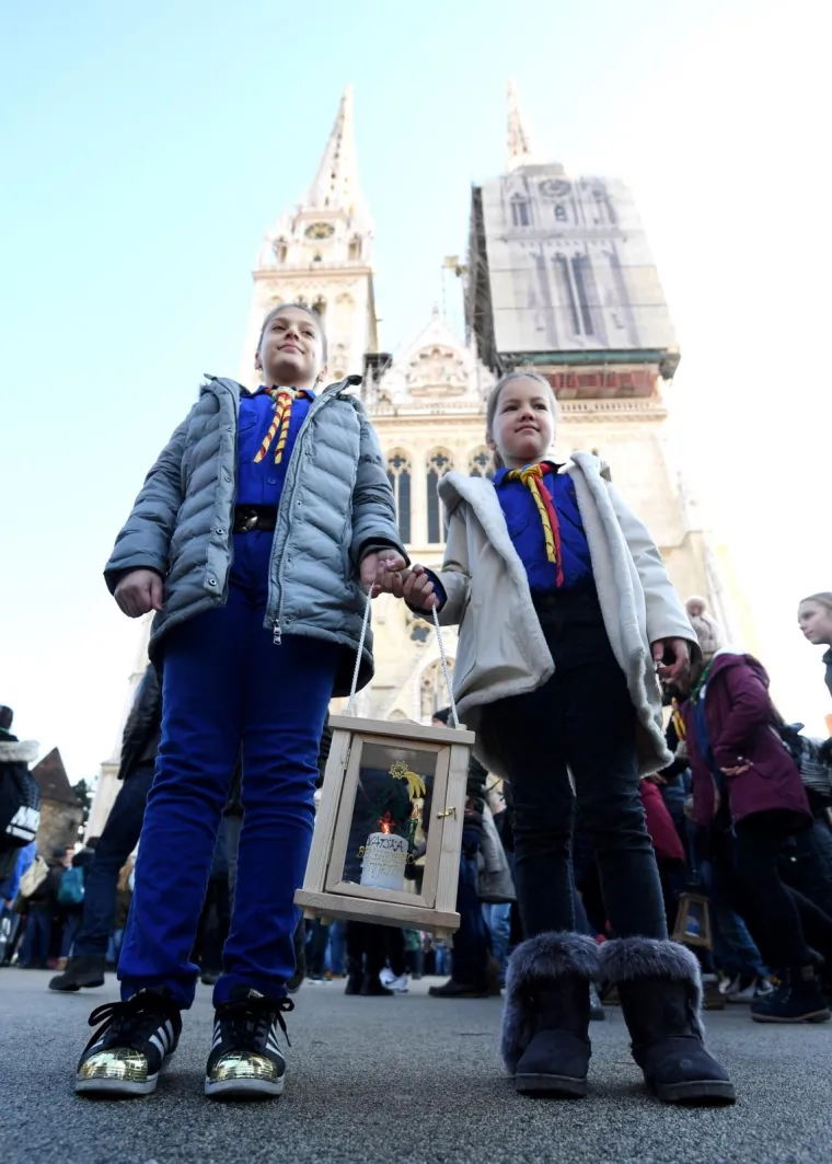 Izviđači u dru&scaron;tvu Gordana Jandrokovića donijeli Betlehemsko svjetlo mira u Katedralu