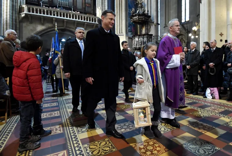 Izviđači u dru&scaron;tvu Gordana Jandrokovića donijeli Betlehemsko svjetlo mira u Katedralu