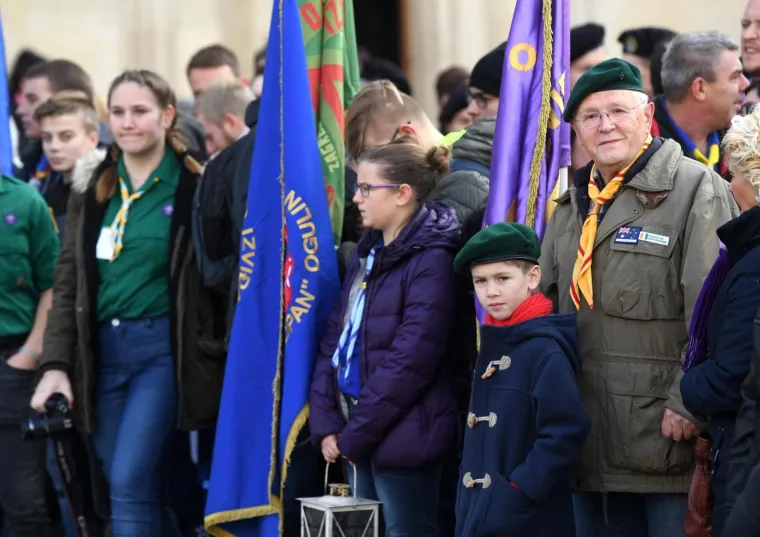 Izviđači u dru&scaron;tvu Gordana Jandrokovića donijeli Betlehemsko svjetlo mira u Katedralu