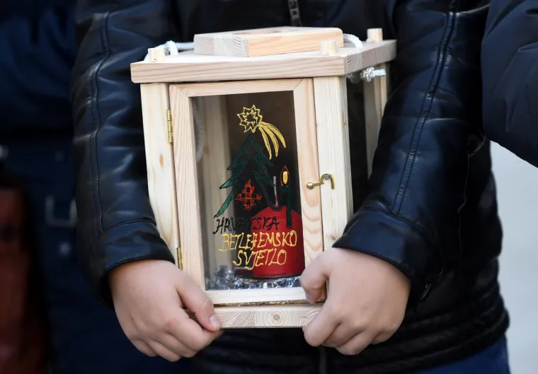 Izviđači u dru&scaron;tvu Gordana Jandrokovića donijeli Betlehemsko svjetlo mira u Katedralu