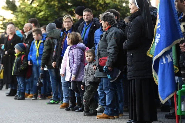 Izviđači u dru&scaron;tvu Gordana Jandrokovića donijeli Betlehemsko svjetlo mira u Katedralu