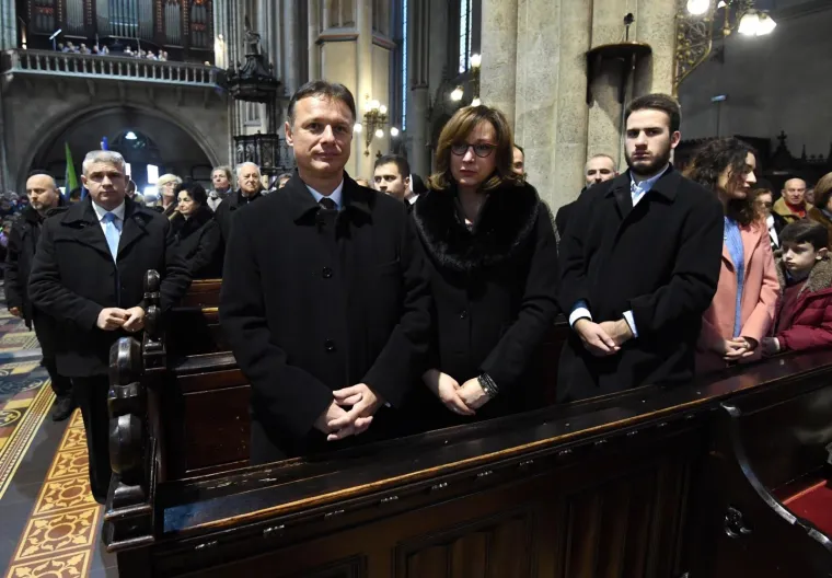 Izviđači u dru&scaron;tvu Gordana Jandrokovića donijeli Betlehemsko svjetlo mira u Katedralu