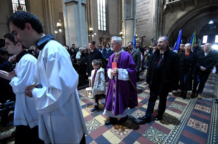 Izviđači u dru&scaron;tvu Gordana Jandrokovića donijeli Betlehemsko svjetlo mira u Katedralu