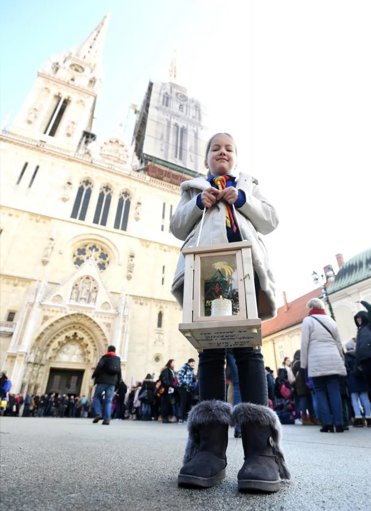 Izviđači u dru&scaron;tvu Gordana Jandrokovića donijeli Betlehemsko svjetlo mira u Katedralu