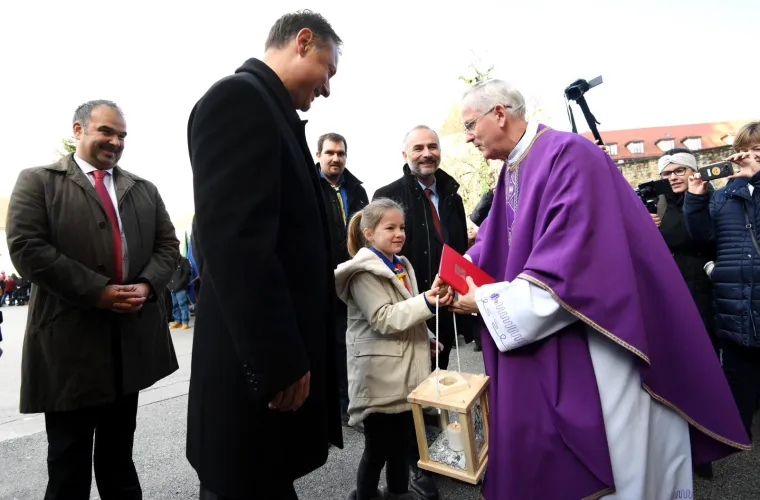 Izviđači u dru&scaron;tvu Gordana Jandrokovića donijeli Betlehemsko svjetlo mira u Katedralu