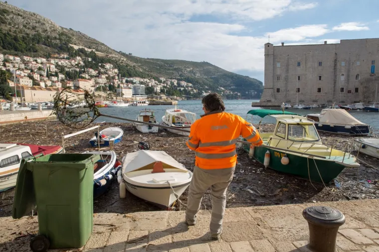 Stara dubrovačka luka čisti se danonoćno, a na obalu se izvlače čak i uginule životinje