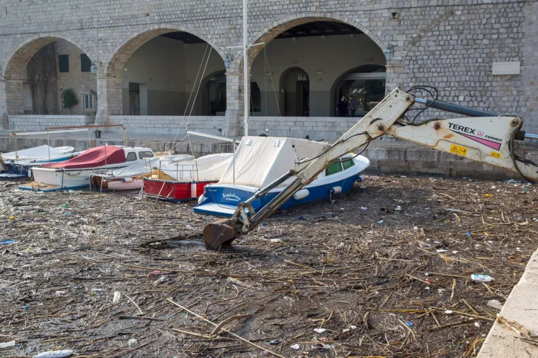 Stara dubrovačka luka čisti se danonoćno, a na obalu se izvlače čak i uginule životinje