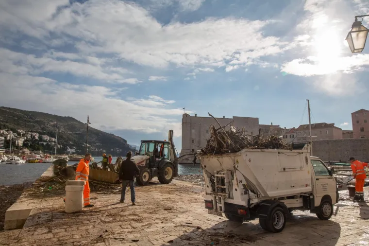 Stara dubrovačka luka čisti se danonoćno, a na obalu se izvlače čak i uginule životinje