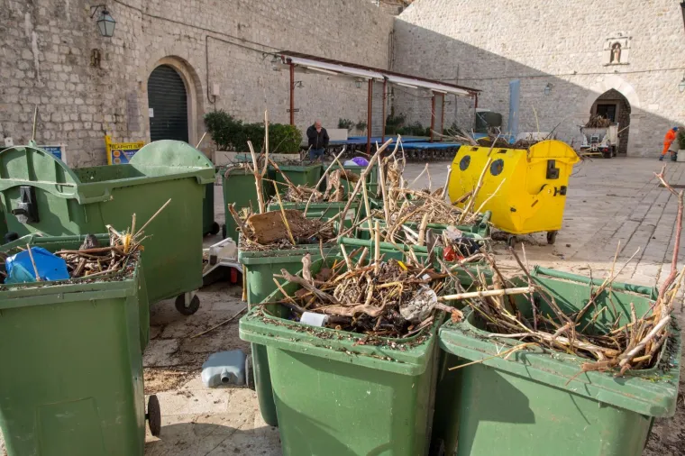 Stara dubrovačka luka čisti se danonoćno, a na obalu se izvlače čak i uginule životinje