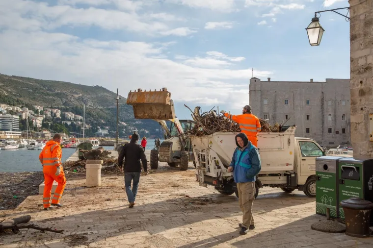 Stara dubrovačka luka čisti se danonoćno, a na obalu se izvlače čak i uginule životinje