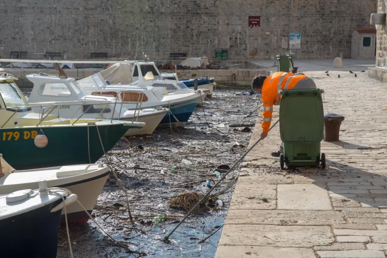 Stara dubrovačka luka čisti se danonoćno, a na obalu se izvlače čak i uginule životinje