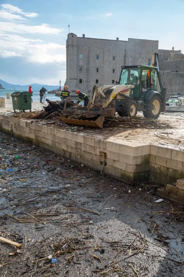 Stara dubrovačka luka čisti se danonoćno, a na obalu se izvlače čak i uginule životinje