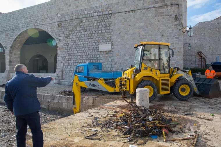 Stara dubrovačka luka čisti se danonoćno, a na obalu se izvlače čak i uginule životinje