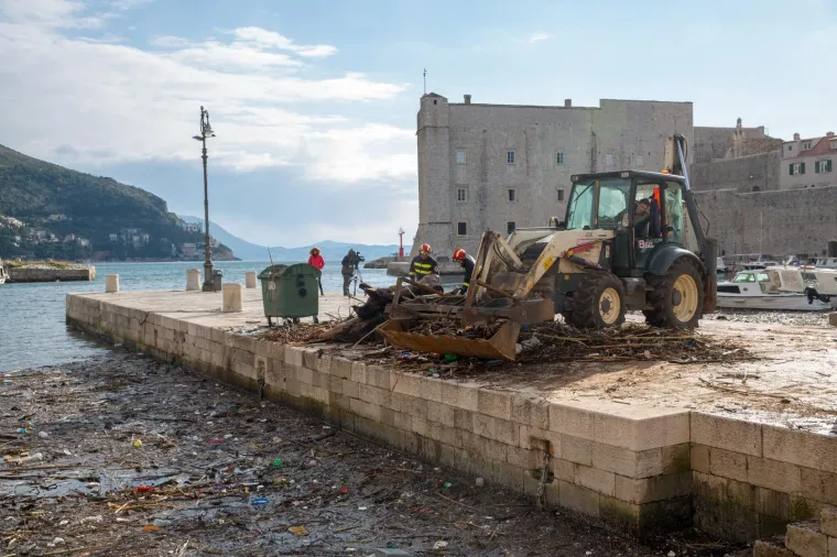Stara dubrovačka luka čisti se danonoćno, a na obalu se izvlače čak i uginule životinje