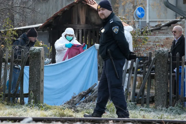 Očevid policije: u dvori&scaron;tu zgrade u Osijeku pronađeno tijelo starije ženske osobe