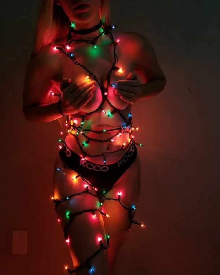 ZNAMO &Scaron;TO ŽELIMO POD BOROM: Njihovo krilo je puno primamljivije od pretilog bradatog starčića