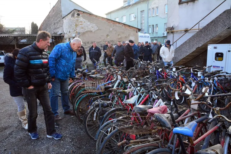 Nađeni i napu&scaron;teni na&scaron;li nove vlasnike: Brođani razgrabili bicikle za 10 kuna