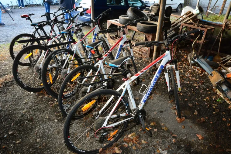 Nađeni i napu&scaron;teni na&scaron;li nove vlasnike: Brođani razgrabili bicikle za 10 kuna