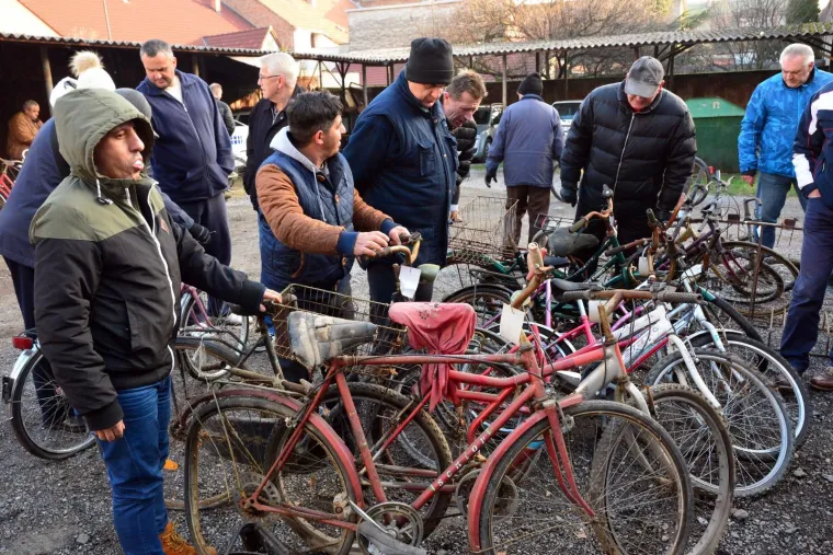 Nađeni i napu&scaron;teni na&scaron;li nove vlasnike: Brođani razgrabili bicikle za 10 kuna