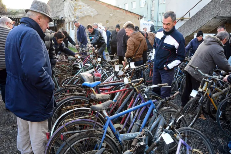 Nađeni i napu&scaron;teni na&scaron;li nove vlasnike: Brođani razgrabili bicikle za 10 kuna