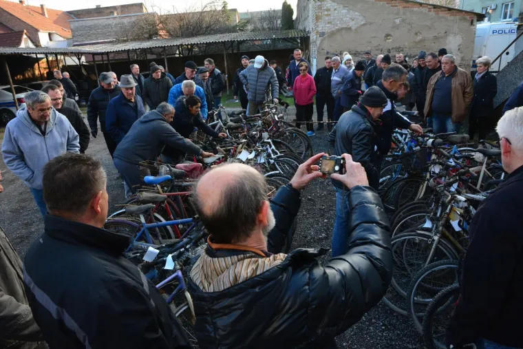 Nađeni i napu&scaron;teni na&scaron;li nove vlasnike: Brođani razgrabili bicikle za 10 kuna