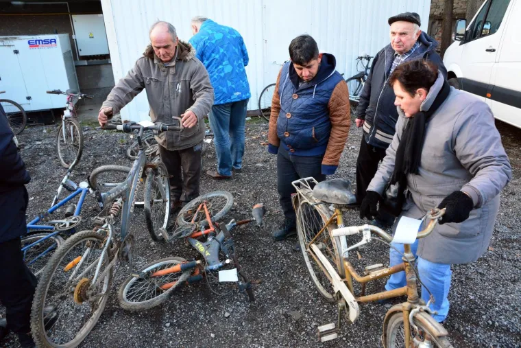 U dvorištu Policijske postaje u Mažuranićevoj ulici u Slavonskom Brodu održana je prodaja pronađenih i napuštenih bicikala. Bicikli su građanima prodavani po 10 do 40 kuna, a planuli su za manje od 10 minuta.