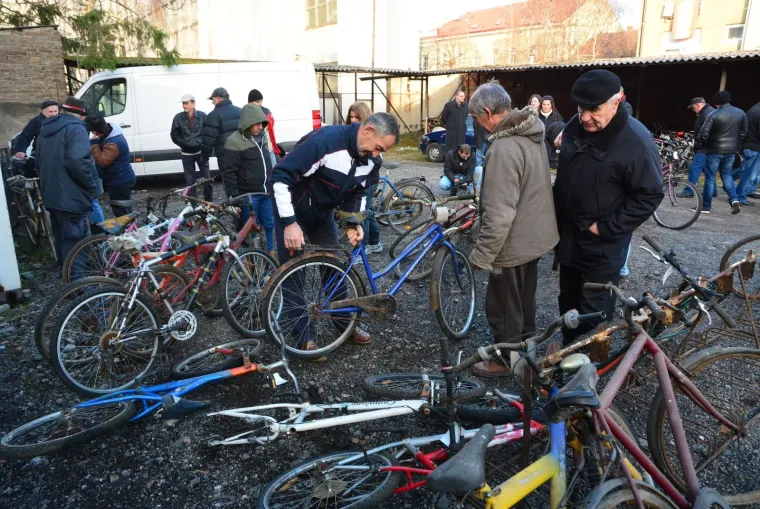 IZNIMNO USPJEŠNA POLICIJSKA RASPRODAJA: Bicikli po cijeni od 10 do 40 kuna planuli u samo 10 minuta