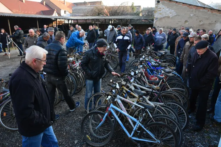 IZNIMNO USPJEŠNA POLICIJSKA RASPRODAJA: Bicikli po cijeni od 10 do 40 kuna planuli u samo 10 minuta