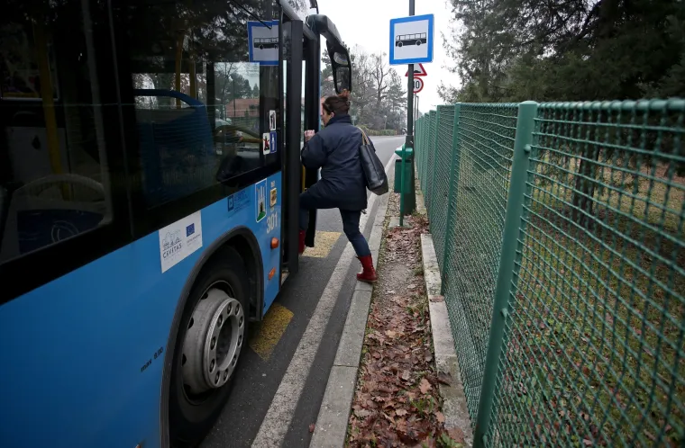 Sporne autobusne stanice tik uz park Predsjedničkih dvora: na neadekvatnim stajali&scaron;tima građani stoje uz sam rub glavne ceste