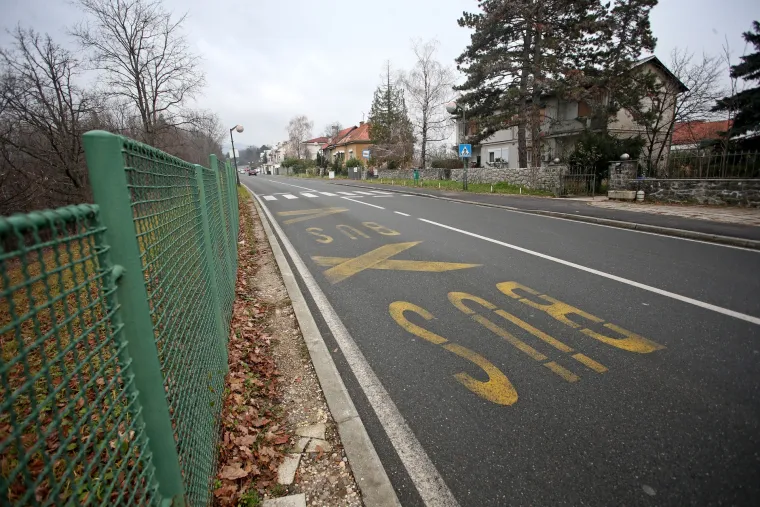 Sporne autobusne stanice tik uz park Predsjedničkih dvora: na neadekvatnim stajali&scaron;tima građani stoje uz sam rub glavne ceste