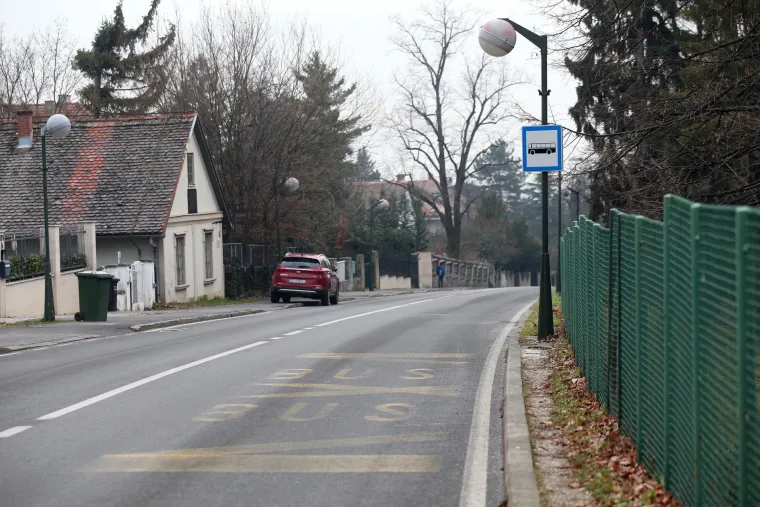Sporne autobusne stanice tik uz park Predsjedničkih dvora: na neadekvatnim stajali&scaron;tima građani stoje uz sam rub glavne ceste
