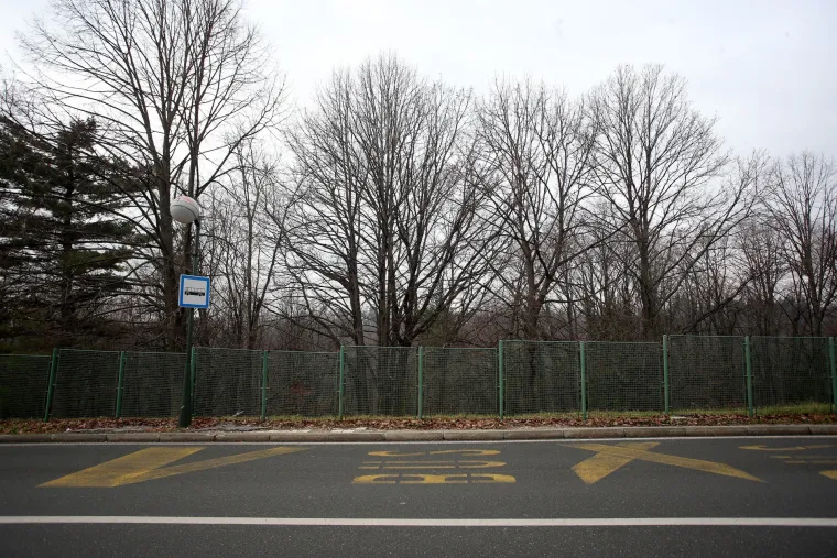 Sporne autobusne stanice tik uz park Predsjedničkih dvora: na neadekvatnim stajali&scaron;tima građani stoje uz sam rub glavne ceste