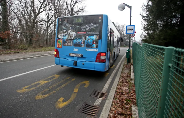 Sporne autobusne stanice tik uz park Predsjedničkih dvora: na neadekvatnim stajali&scaron;tima građani stoje uz sam rub glavne ceste
