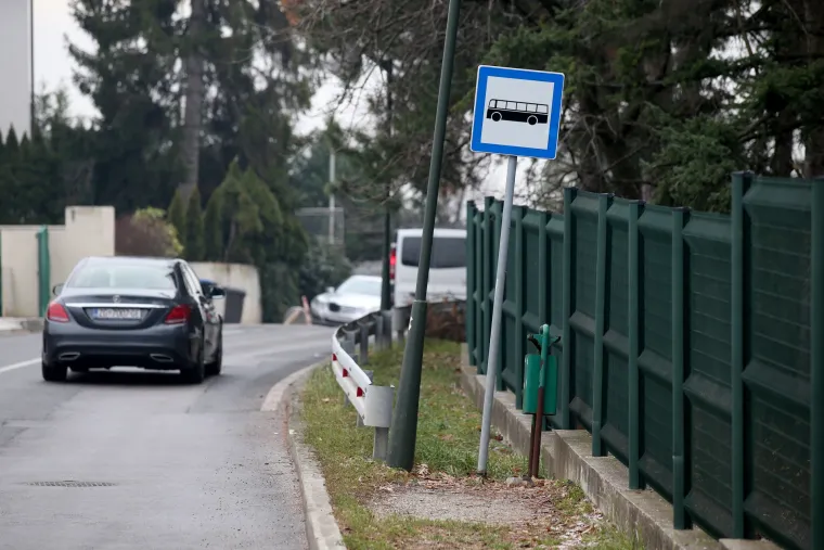 Sporne autobusne stanice tik uz park Predsjedničkih dvora: na neadekvatnim stajali&scaron;tima građani stoje uz sam rub glavne ceste