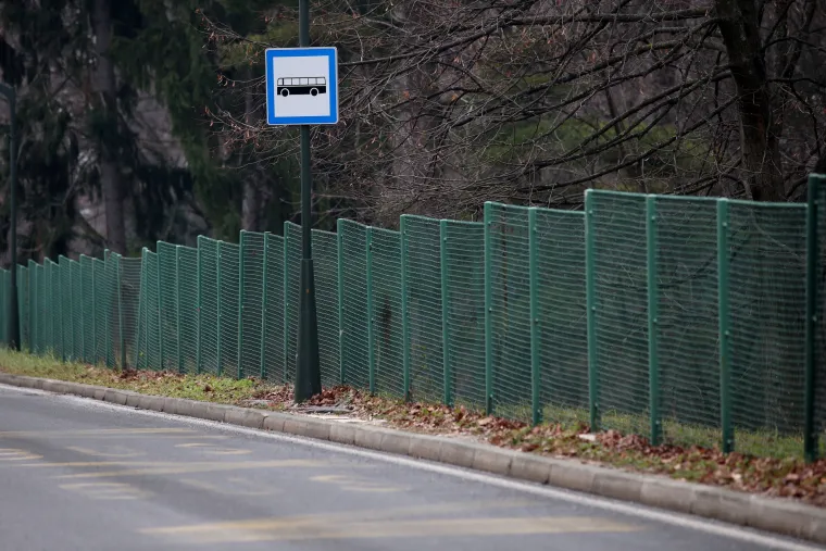 Sporne autobusne stanice tik uz park Predsjedničkih dvora: na neadekvatnim stajali&scaron;tima građani stoje uz sam rub glavne ceste