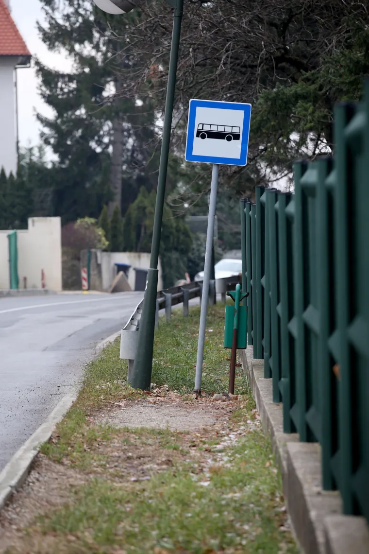 Sporne autobusne stanice tik uz park Predsjedničkih dvora: na neadekvatnim stajali&scaron;tima građani stoje uz sam rub glavne ceste