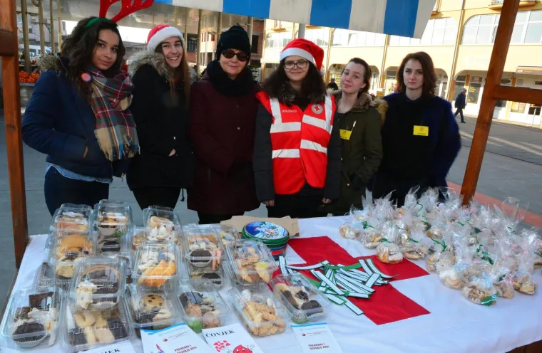 Predivna gesta: učenice Gimnazije prodajom kolača skupljaju novac za maturalac za učenika iz razreda