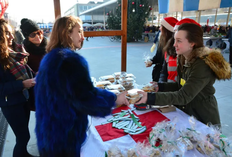Predivna gesta: učenice Gimnazije prodajom kolača skupljaju novac za maturalac za učenika iz razreda
