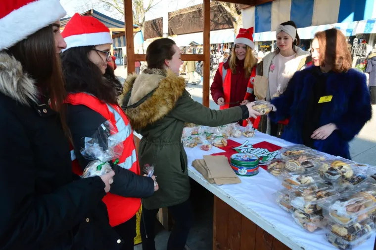 Predivna gesta: učenice Gimnazije prodajom kolača skupljaju novac za maturalac za učenika iz razreda
